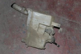 TOYOTA HİLUX CAM SU BİDONU ÇIKMA ORJİNAL